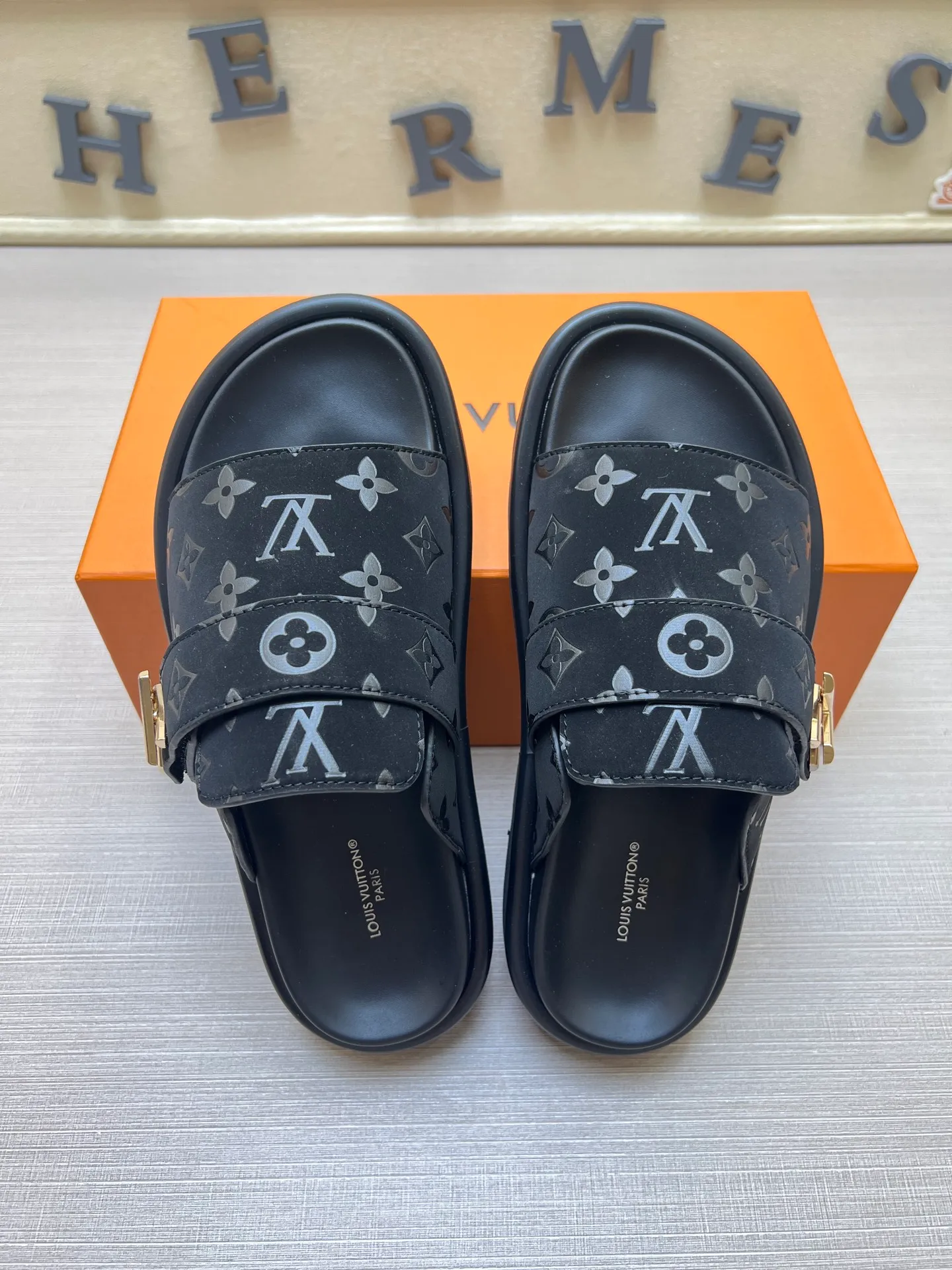 Factory price: 360💰【LOUIS VUITTON】Louis Vuitton, LV printing, men's and women's slippers are on the market, drawer box packaging with cloth bag, card, the upper pattern looks very soft and waxy, super versatile leg slimming artifact. Fabric: imported denim/canvas/old fabric, LV hardware LOGO, official website pattern printing, comfortable to wear, foot pads: high elastic men's shoes💰U water table. Sole: foam sole, heel height: about 5cm. Code number: 35-46, 35, 45, 46 are custom-made and non-returnable. Color: multiple colors and styles available.